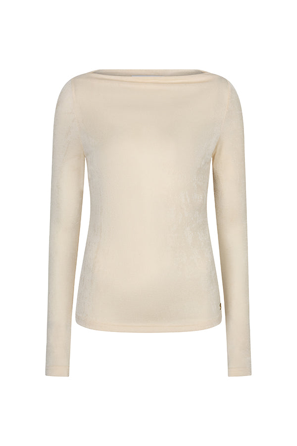 Een vrijstaande productfoto van een crèmekleurige, aansluitende top | Lofty Manner Ilen - Draped Neck Basic | Jo&Co Club
