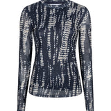 Een vrijstaande productfoto van een aansluitende top met lange mouwen | Lofty Manner Iniko - Abstract Mesh | Jo&Co Club