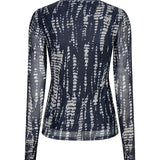 De foto toont de achterkant van een aansluitende, langarmige top | Lofty Manner Iniko - Abstract Mesh | Jo&Co Club
