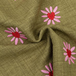 Details van de ydence philou blouse in groene kleur met bloemen borduursel.