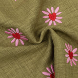 Details van de ydence philou blouse in groene kleur met bloemen borduursel.