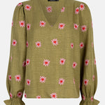 Productfoto van de voorkant van de ydence philou blouse in groene kleur met bloemen borduursel.