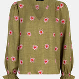 Productfoto van de voorkant van de ydence philou blouse in groene kleur met bloemen borduursel.