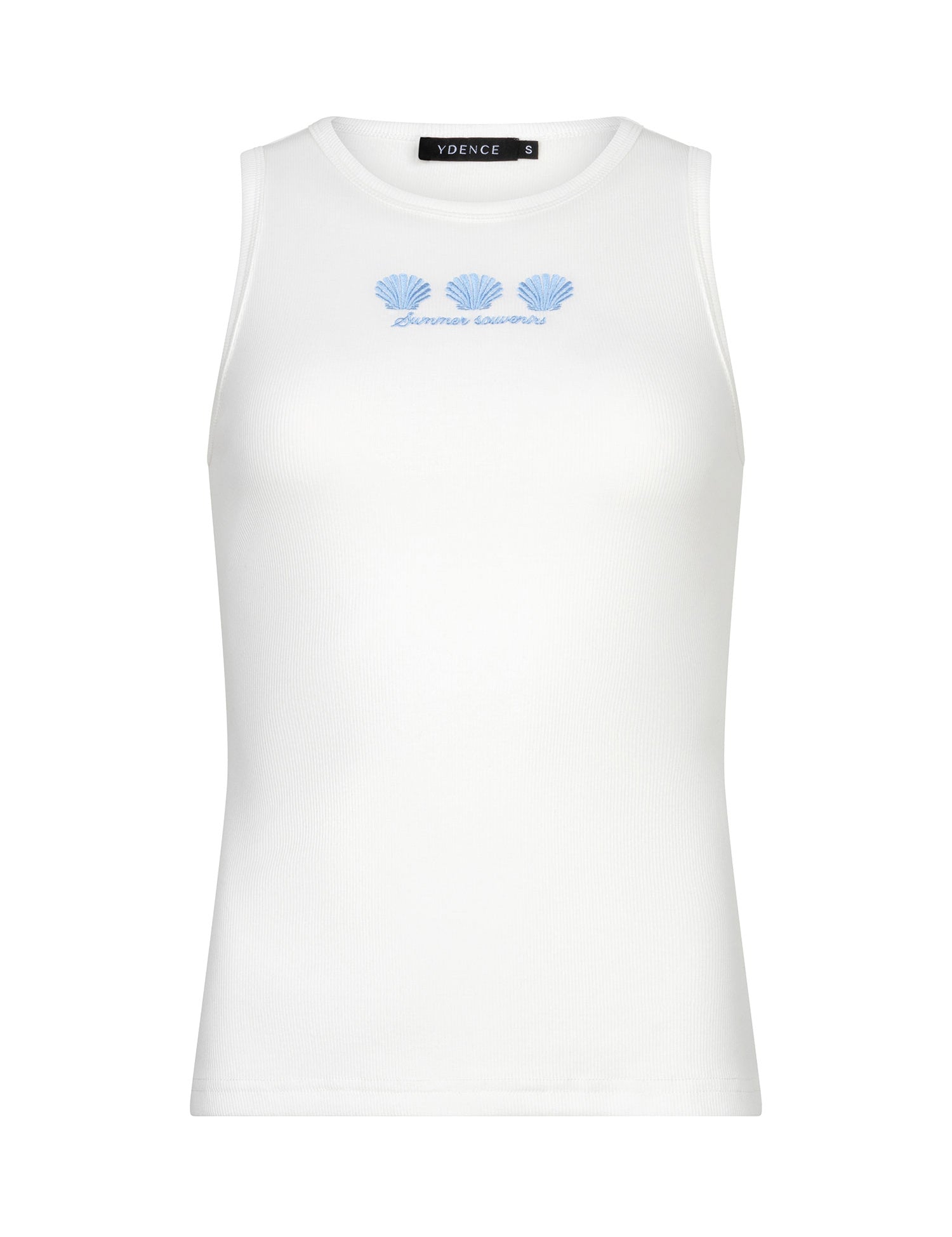 Een vrijstaande foto van een gebroken witte, geribbelde tanktop met een hoge, ronde halslijn | Ydence Sea shells | Jo&Co Club