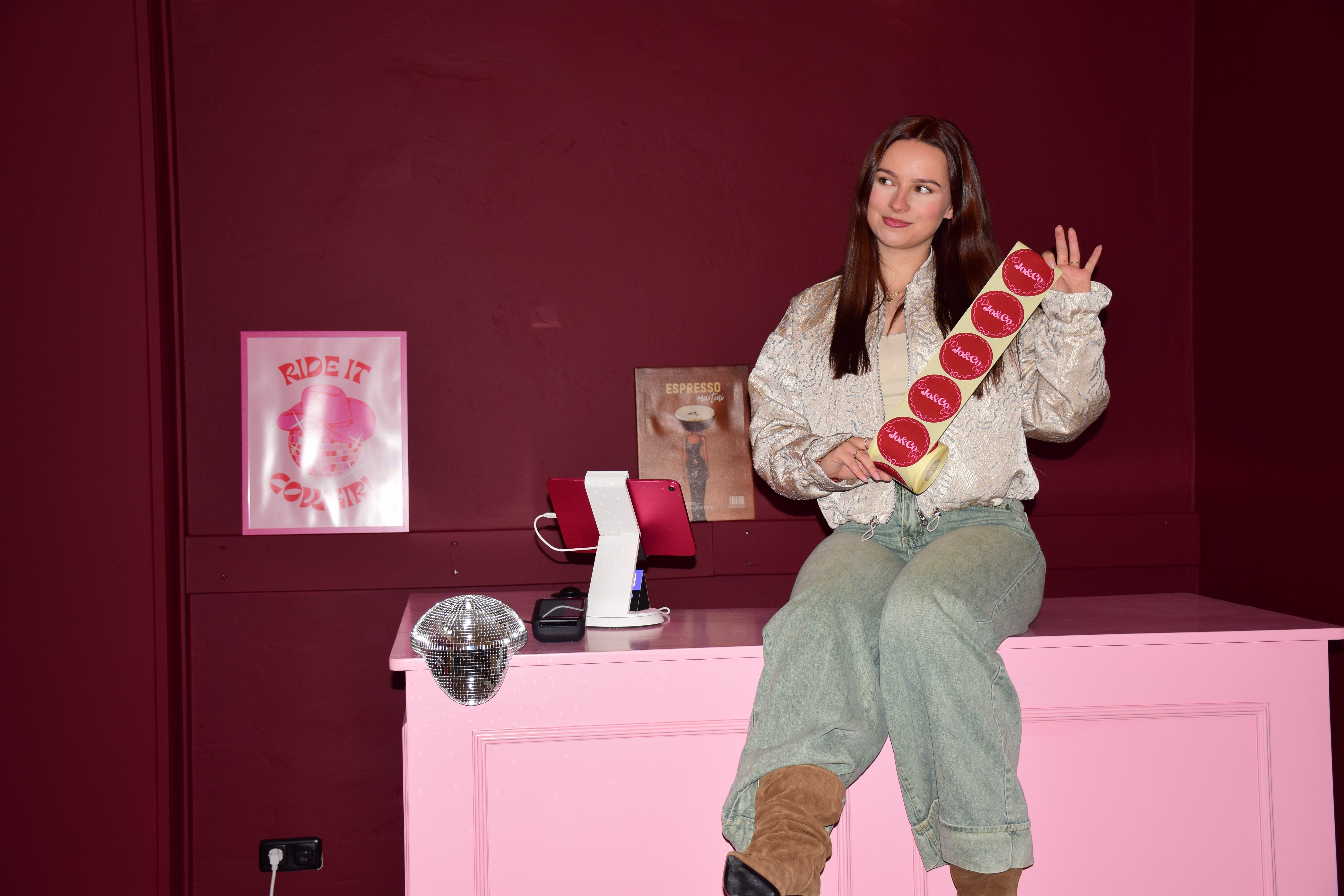 Jo-Ann Eghuizen eigenaresse van Joannco zit op de toonbank