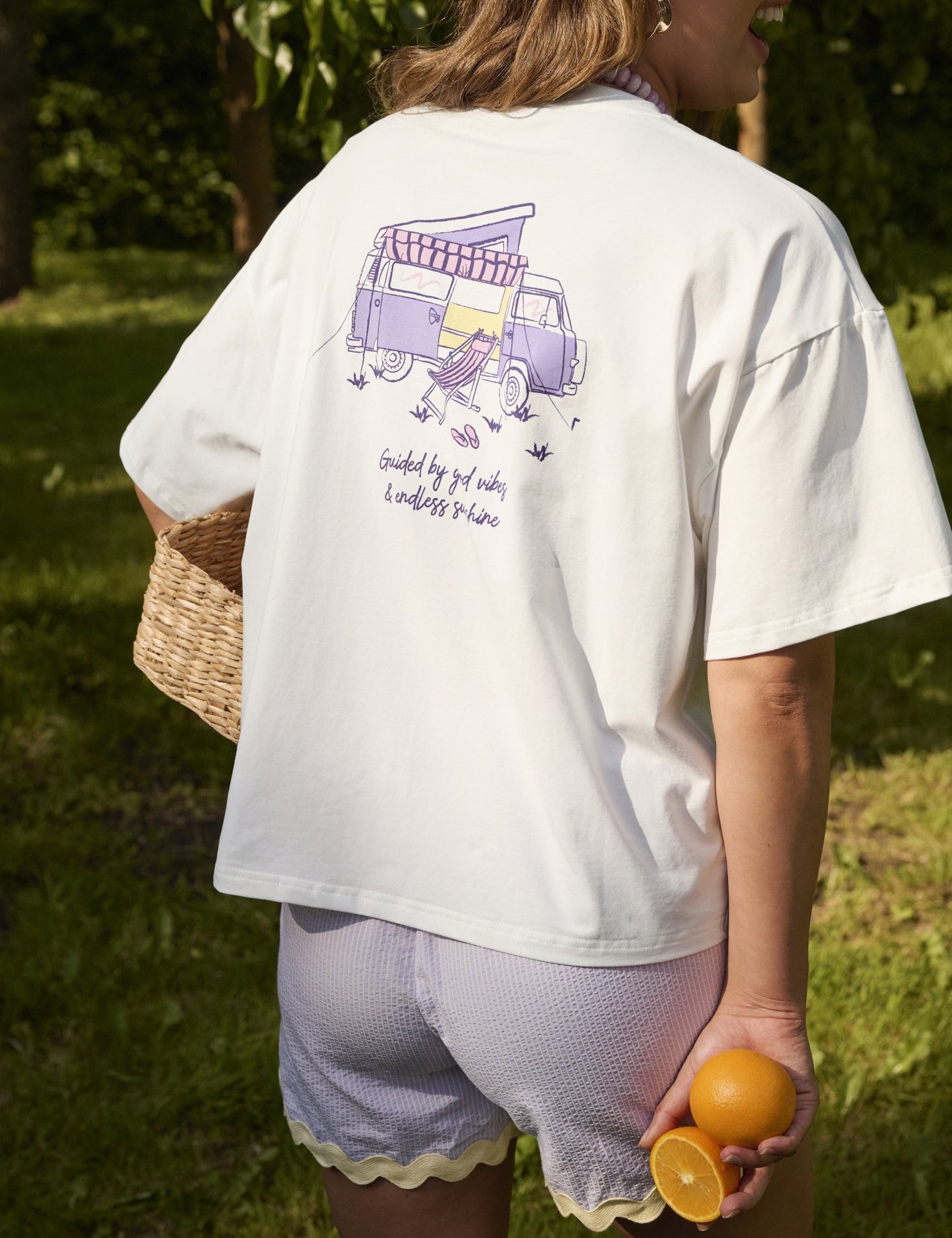Model draagt het Ydence Camper t-shirt met camperprint