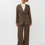 model draagt de ydence lexie blazer in de kleur mud met een zwart ceintuur. hieronder draagt ze de yade pants van ydence.