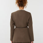 model draagt de ydence lexie blazer in de kleir mud met een zwart ceintuur, achteraanzicht.