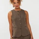 model draagt het mellie gilet van ydence in de kleur mud met de yade pants als co-ord set.