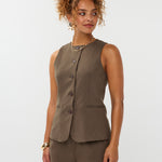 model draagt het mellie gilet van ydence in de kleur mud met de yade pants als co-ord set.