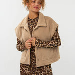 Model draagt het rejou jacket van ydence op een panterprint jurk.