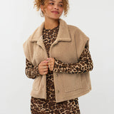 Model draagt het rejou jacket van ydence op een panterprint jurk.