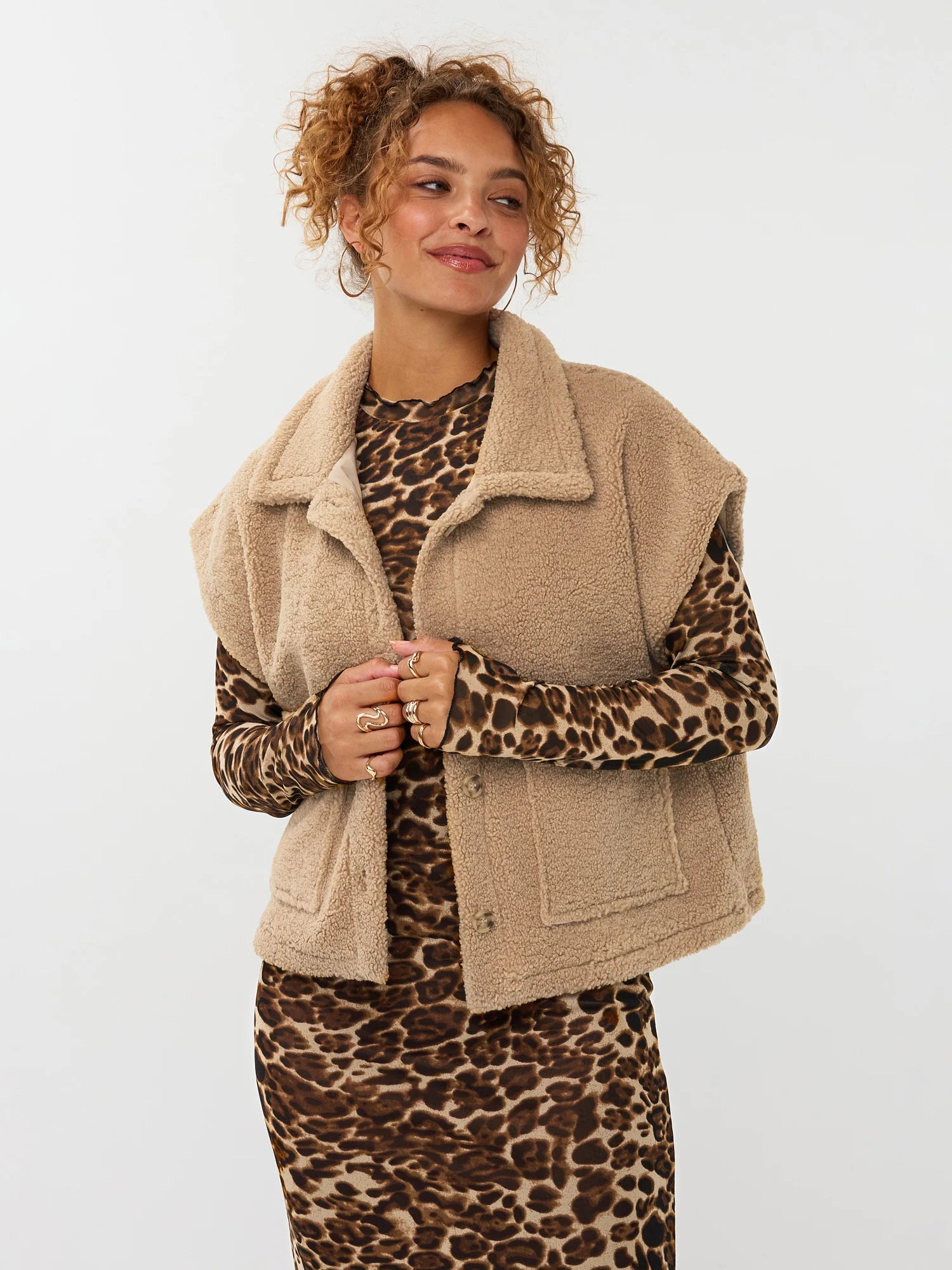 Model draagt het rejou jacket van ydence op een panterprint jurk.