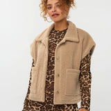 model draagt het rejou jacket van ydence open over een panterprint jurk.