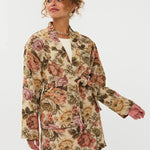 Model draagt de violette skort met bloemen print en de penny kimono als co-ord set.