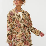 Model draagt de violette skort met bloemen print en de penny kimono als co-ord set.
