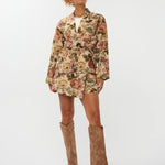 Model draagt de violette skort met bloemen print en de penny kimono als co-ord set.
