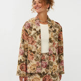Model draagt de violette skort met bloemen print en de penny kimono als co-ord set.