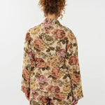 Model draagt de violette skort met bloemen print en de penny kimono als co-ord set.
