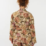 Model draagt de violette skort met bloemen print en de penny kimono als co-ord set.