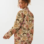 Model draagt de violette skort met bloemen print en de penny kimono als co-ord set.