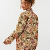 Model draagt de violette skort met bloemen print en de penny kimono als co-ord set.