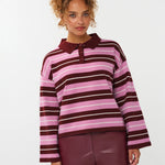 model draagt de ydence knitted top balou mer rode, roze en witte strepen en een klassieke kraag.