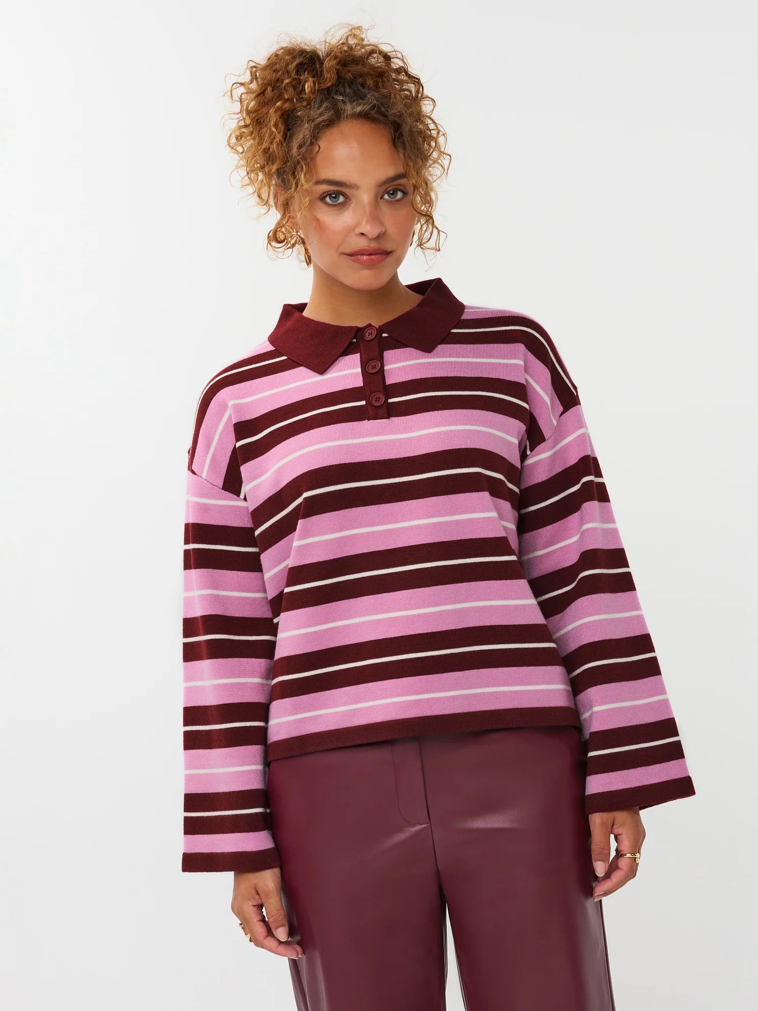 model draagt de ydence knitted top balou mer rode, roze en witte strepen en een klassieke kraag.