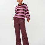 model draagt de ydence knitted top balou mer rode, roze en witte strepen en een klassieke kraag.