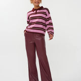 model draagt de ydence knitted top balou mer rode, roze en witte strepen en een klassieke kraag.