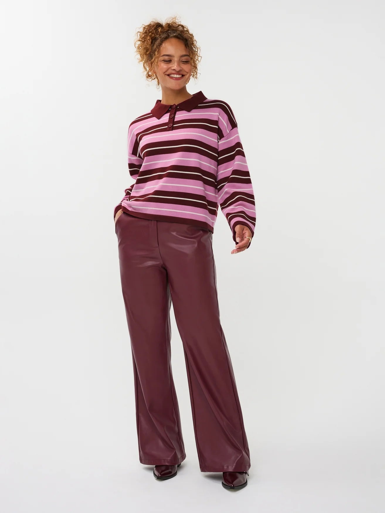 model draagt de ydence knitted top balou mer rode, roze en witte strepen en een klassieke kraag.