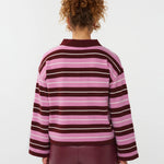 model draagt de ydence knitted top balou mer rode, roze en witte strepen en een klassieke kraag.
