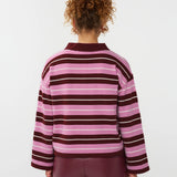 model draagt de ydence knitted top balou mer rode, roze en witte strepen en een klassieke kraag.
