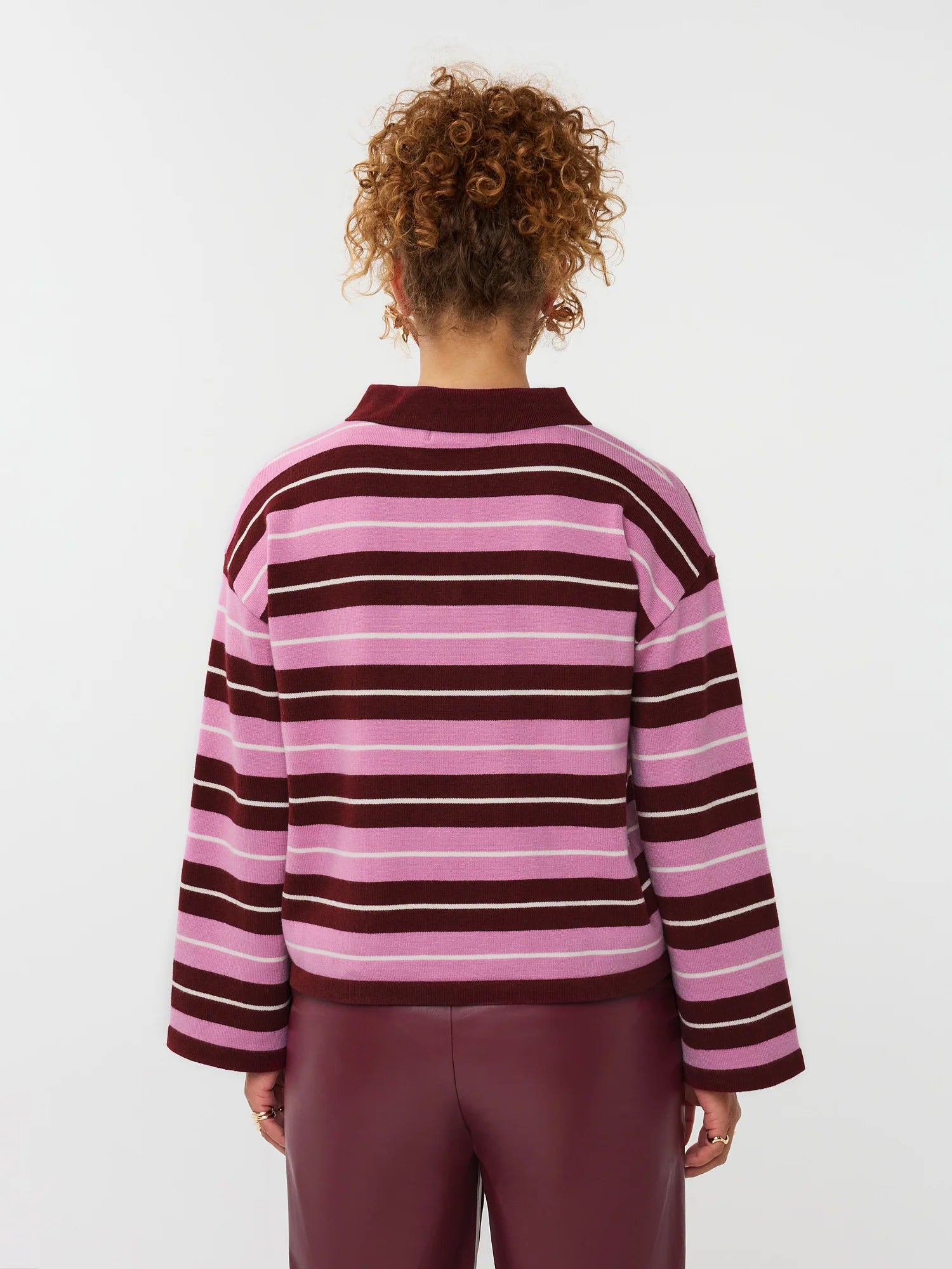 model draagt de ydence knitted top balou mer rode, roze en witte strepen en een klassieke kraag.