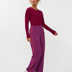 Model draagt de ydence knitted top devina met fuchsia en rode strepen. op de Zizi pants.