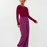 Model draagt de ydence knitted top devina met fuchsia en rode strepen. op de Zizi pants.