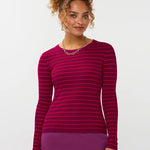 Model draagt de ydence knitted top devina met fuchsia en rode strepen.