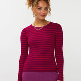 Model draagt de ydence knitted top devina met fuchsia en rode strepen.