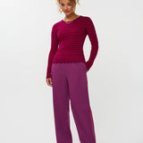 Model draagt de ydence knitted top devina met fuchsia en rode strepen.