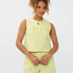 Model draagt de Amanda Gilet en Sailor short van Ydence als co-ord set.