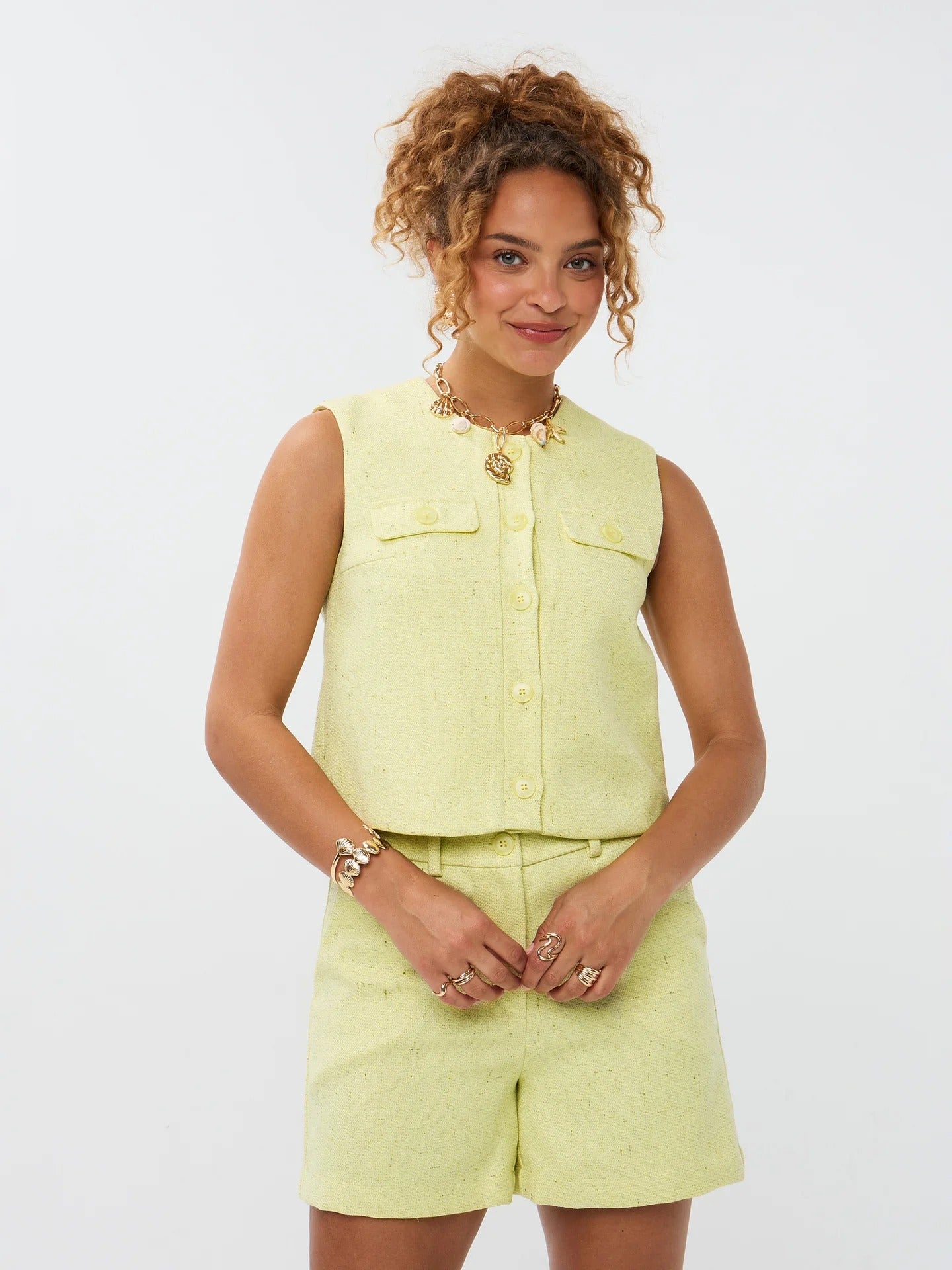 Model draagt de Amanda Gilet en Sailor short van Ydence als co-ord set.