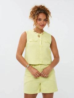 Model draagt de Amanda Gilet en Sailor short van Ydence als co-ord set.