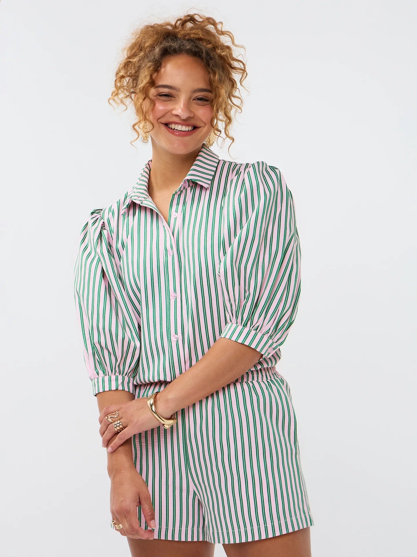 Model draagt de Annie blouse, een roze blouse met groene strepen en bijpassende short van Ydence in een co-ord set.