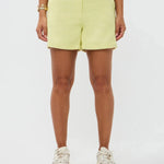 Model draagt de Ydence Sailor short in een zachte gele kleur, ideaal voor de zomer.
