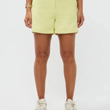 Model draagt de Ydence Sailor short in een zachte gele kleur, ideaal voor de zomer.
