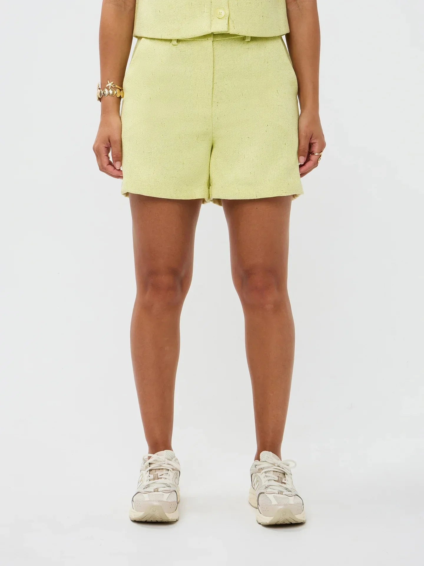 Model draagt de Ydence Sailor short in een zachte gele kleur, ideaal voor de zomer.