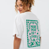 Close-up van het Ydence T-shirt More Amore met pastelkleurige hartjesprint op de borst in groen en roze.
