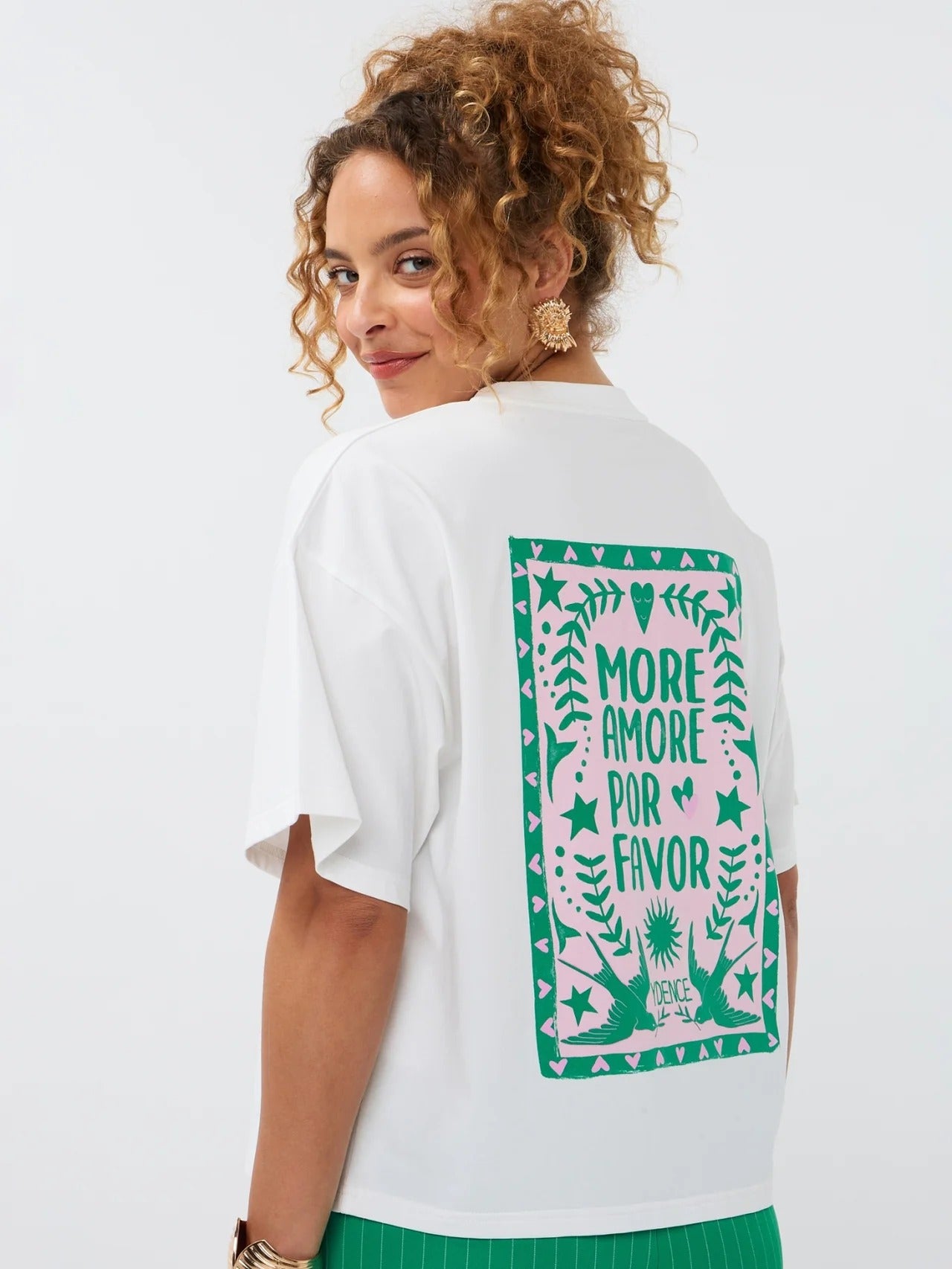 Close-up van het Ydence T-shirt More Amore met pastelkleurige hartjesprint op de borst in groen en roze.