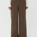 Model draagt de yade pants van ydence in de kleur mud, vooraanzicht.