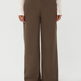 Model draagt de yade pants van ydence in de kleur mud, vooraanzicht.